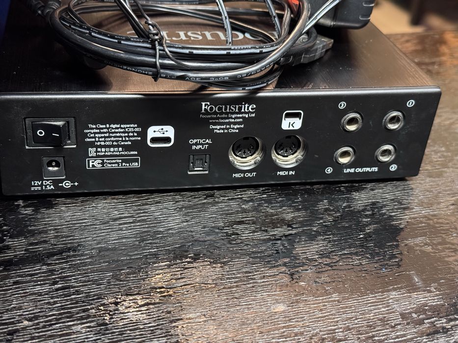 Focusrite Clarett+ 2Pre USB аудио интерфейс с Микрофон, кабел и стойка