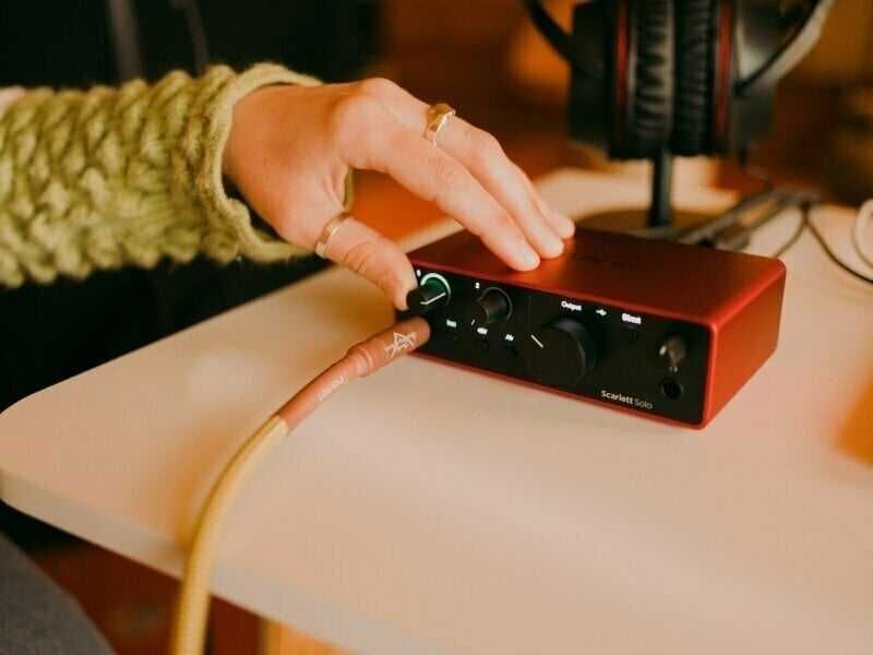 Focusrite Scarlett Solo (4th gen), 24-bit/192 kHz, 69dB, USB 2.0 Type C, червен