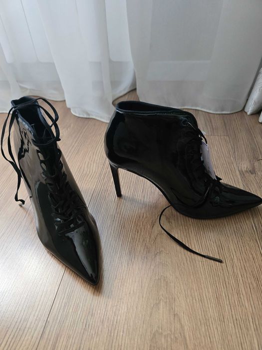 Обувки черни лак Reserved