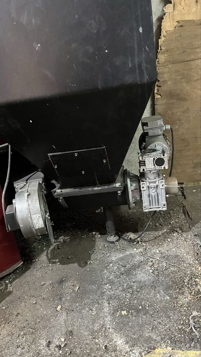 Универсална горелка с бункер