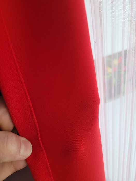 Готовые шторы, в красивом  красном  цвете.