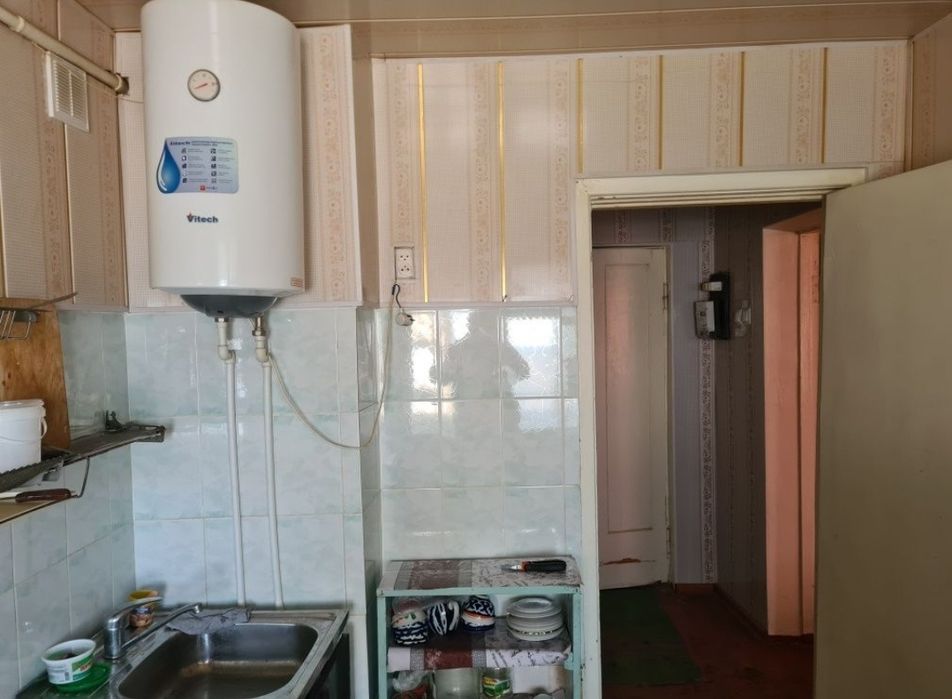 Бўстонлиқ тумани Чорбоғ шахарчасида 1 хонали квартира сотилади.