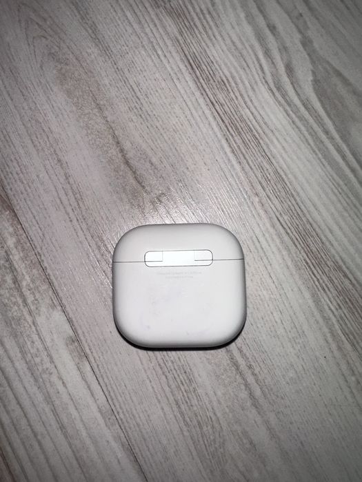 оригинальный кейс от Apple AirPods 4