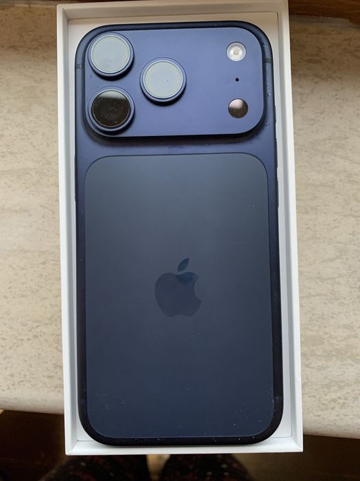 I phone 17 pro син