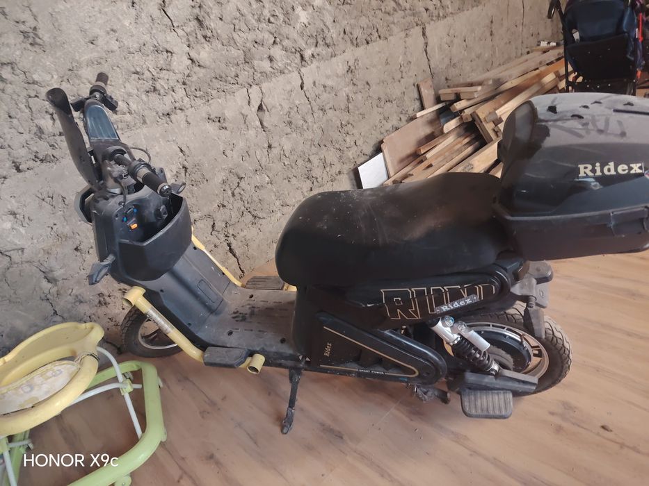 Skuter sotiladi hali ko'p. Minilmagan turibdi