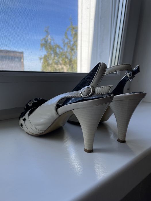 Кожаные босоножки