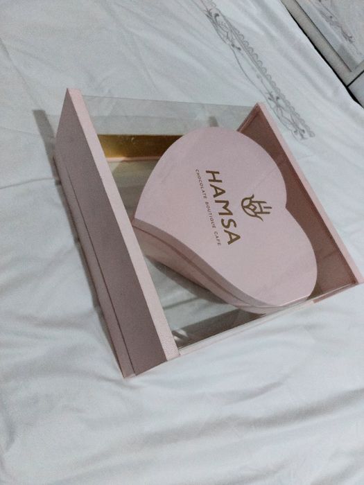 Hamsa Chocolate Boutique Cafe firmasining noyob dizayndagi qutisi soti