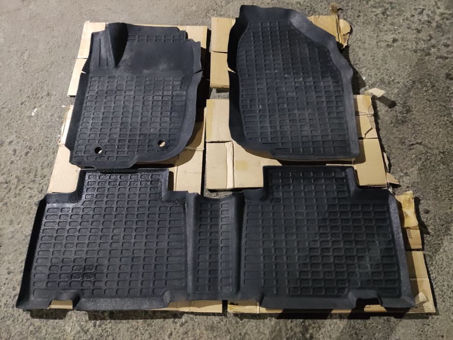 Полик резиновый на Рав 4.