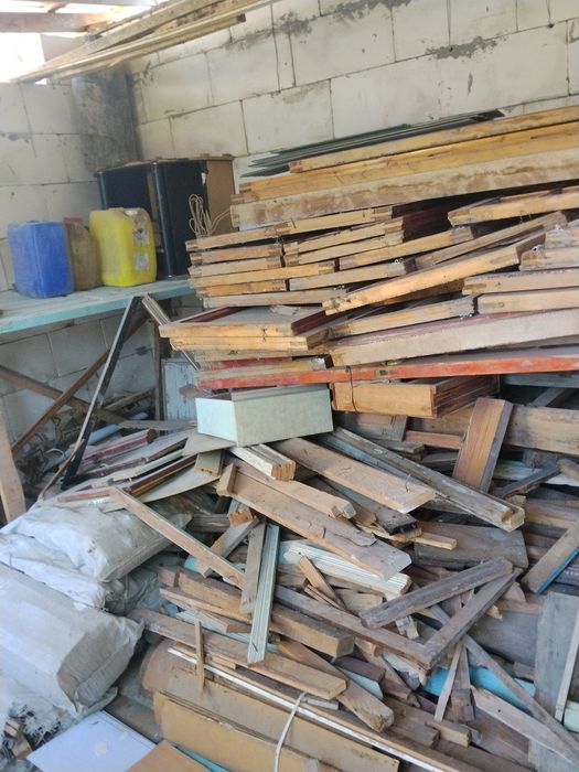 Oʻtin va materiallar bor deraza eshiklar
