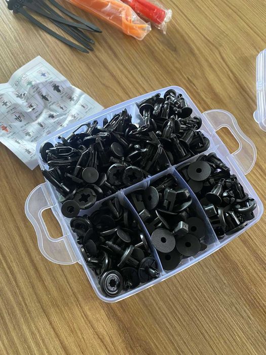 Комплект от 635 щипки, клипсове и крепежни елементи за автомобил