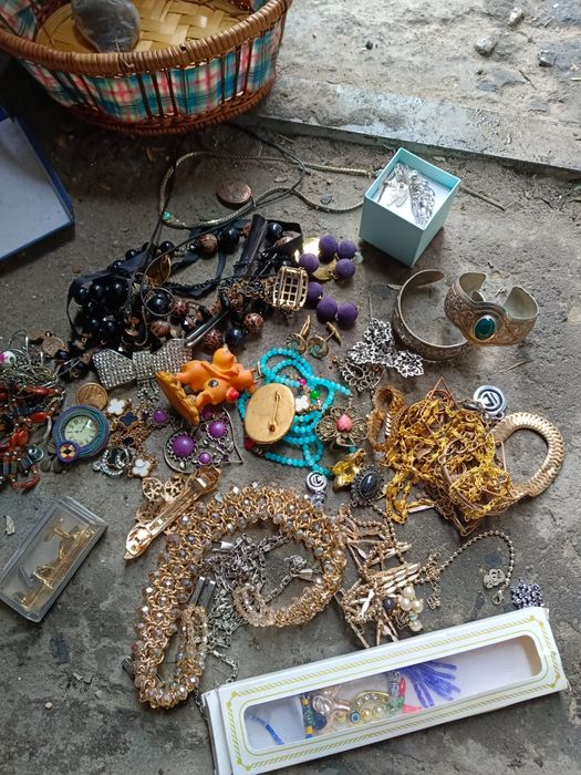 Продам брошки разное