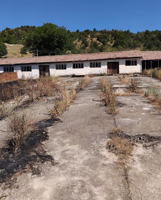 Продава ферма в с.Падеш общ.Благоевград