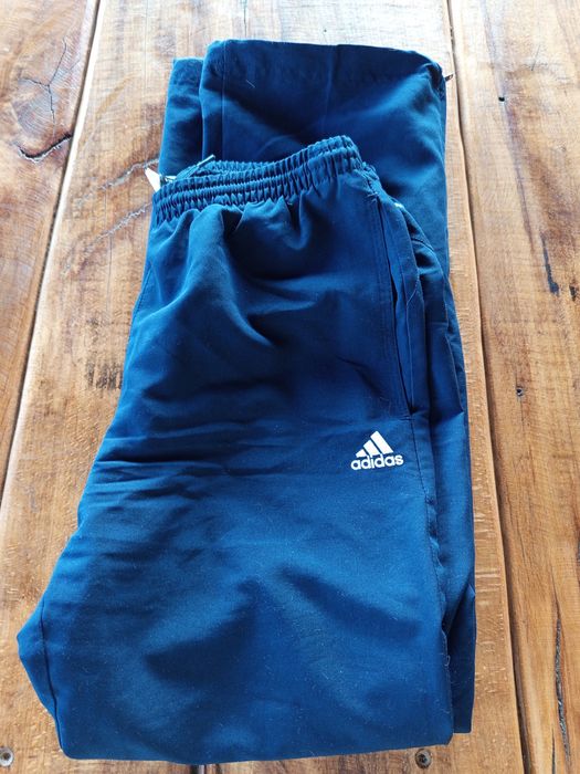 Vând pantaloni adidas