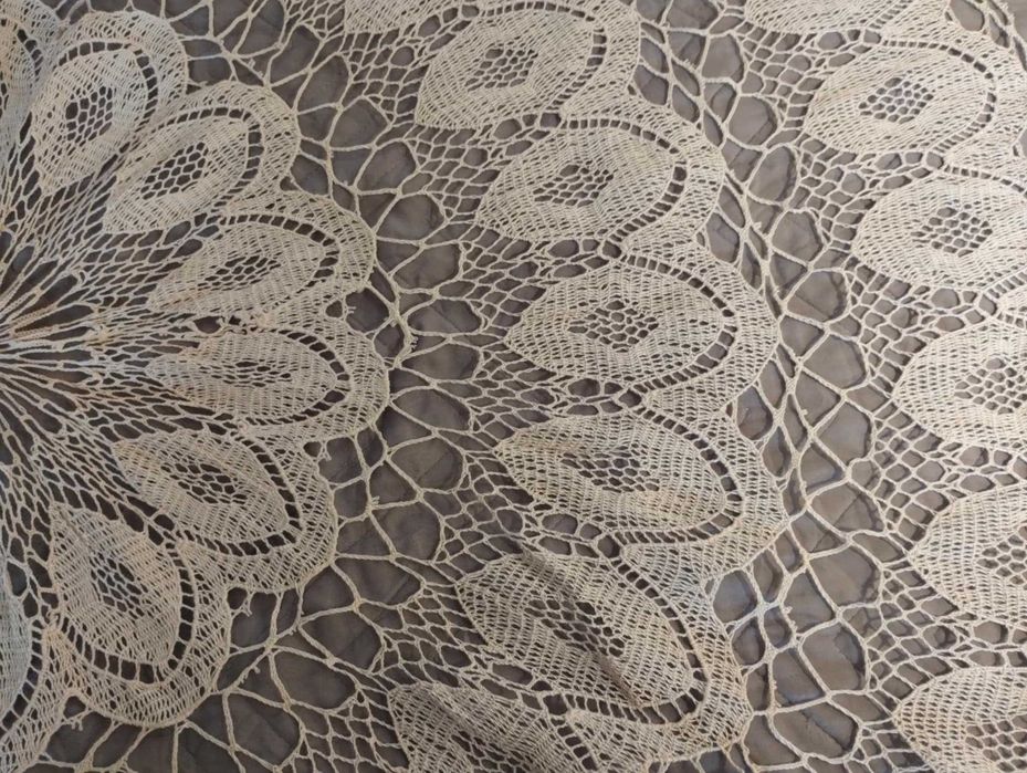 Голяма покривка
Плетена на една кука