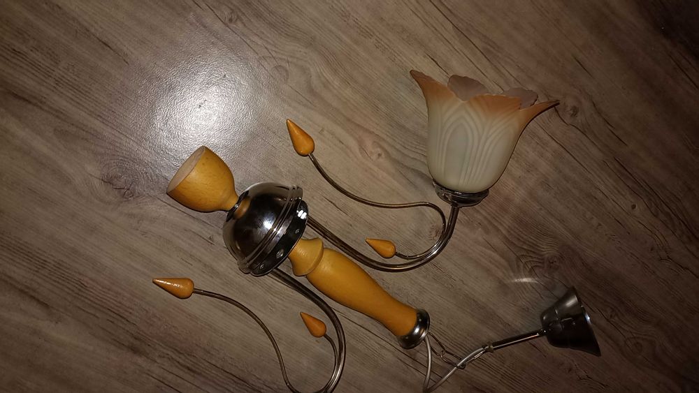 Продавам стенен лампион с 2 абажура
