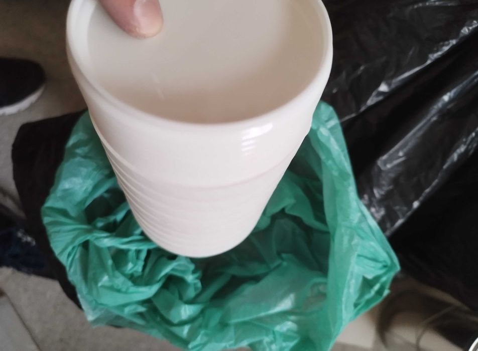 Нови празни опаковки за разливане на бои, метални и пластмасови