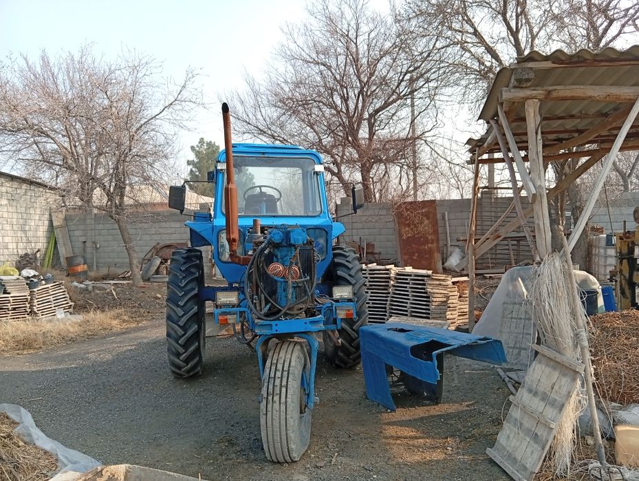 Трактор МТЗ 80 .
