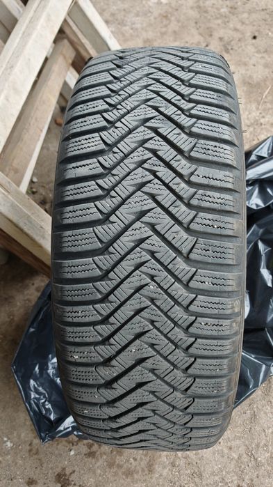Продавам 4бр. зимни гуми 215 55 17