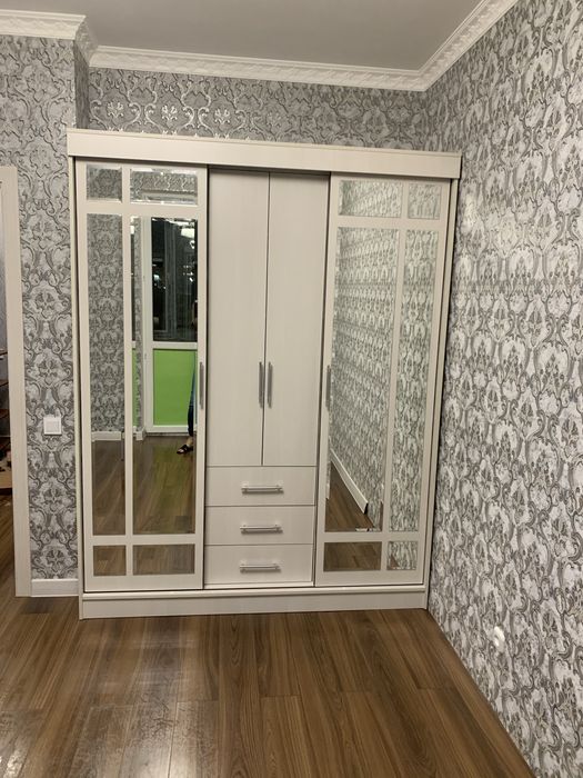 Продаю шкаф светлый большой