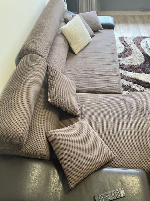 Диван, използван е. Има забележки.