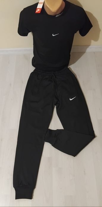 Vand pantaloni Nike si Adidas.