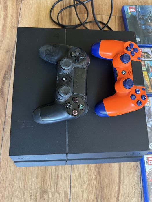 PS4 500 GB  2 джойстика и игри