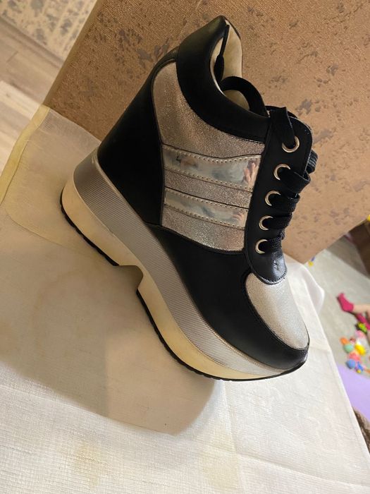 Кроссовки на платформе