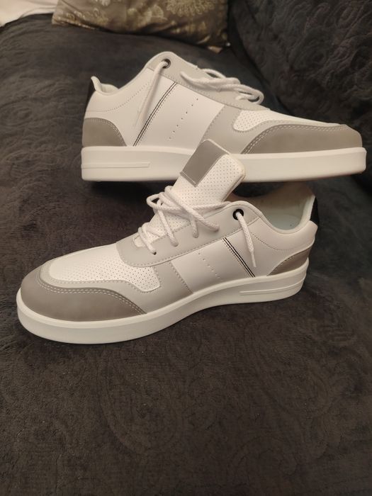 Pantofi sport foarte frumoși