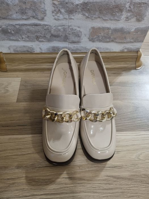 *НОВИ* Обувки с дебел ток