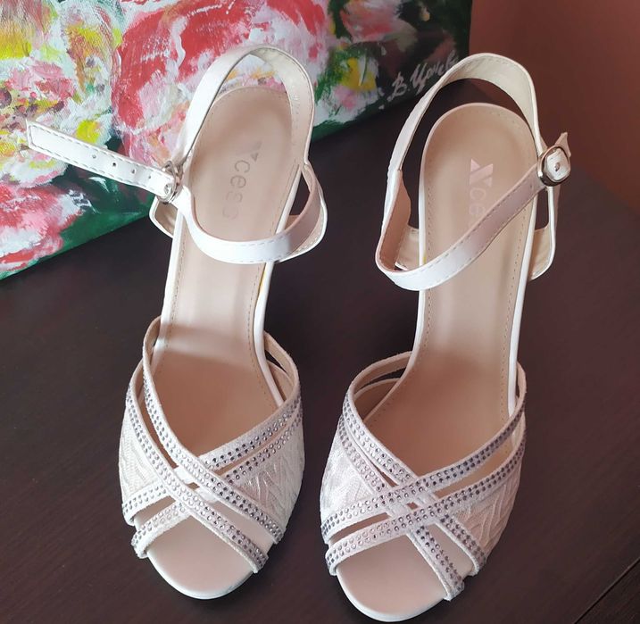 Нови обувки в екрю