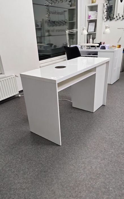 De vânzarea masă manichiură profesională NOUĂ – complet echipată!
