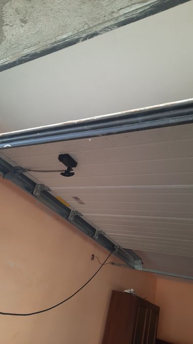 Секционна гаражна врата