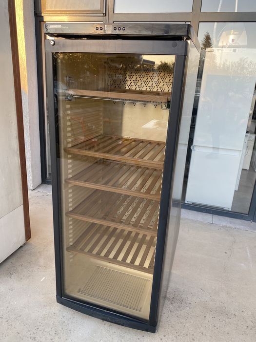 Хладилна витрина за вино Либхер 165 см