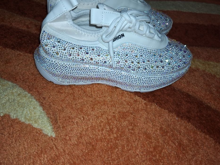 Маратонки с камъчета 38н