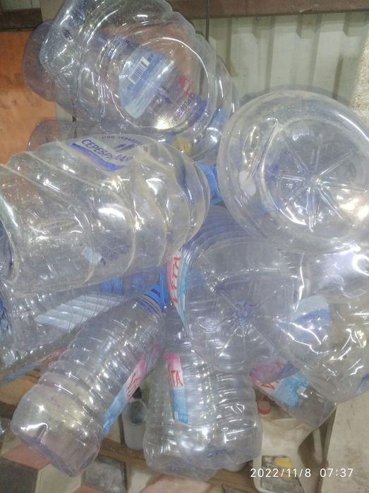 Продам баклажки из под воды 5-6 литров