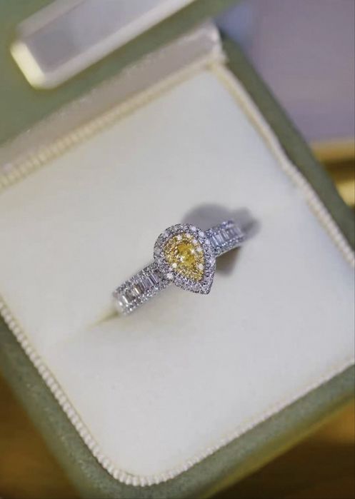 Кольцо с желтым бриллиантом