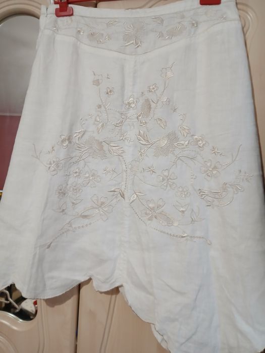 Costumat din în și bumbac cu broderie aurie