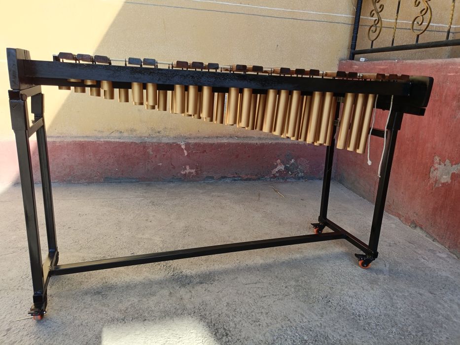 3,5 oktavali kselofon sotiladi. Notalari soz, holati yangi.