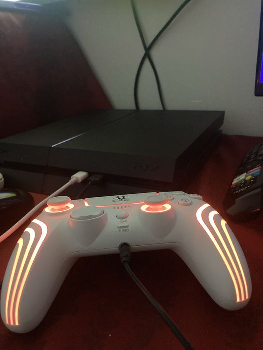 Vand / schimb Ps 4 standard + cont si 4jocuri incluse