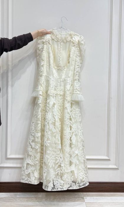 Oq gulli ayollar ko‘ylagi – bayram, nikoh yoki maxsus tadbirlar uchun