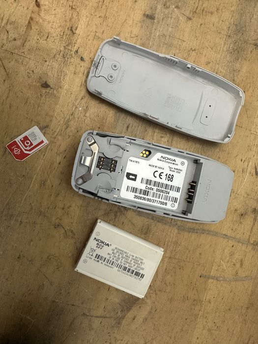 Nokia 3310 de culoare gri deschis cu putin albastru