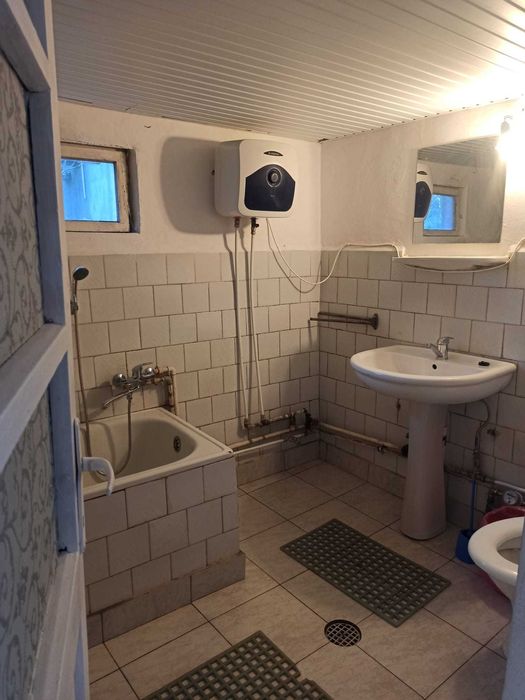 Închiriez casă cu o cameră, baie și bucătărie
