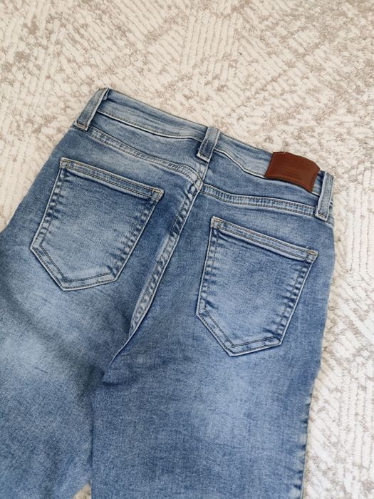 Продам джинсы на девочку 10 лет