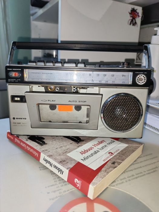 Casetofon+radio mic pe baterii 400 lei