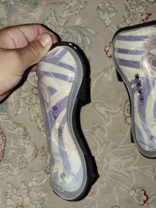 Щитки футбольные.