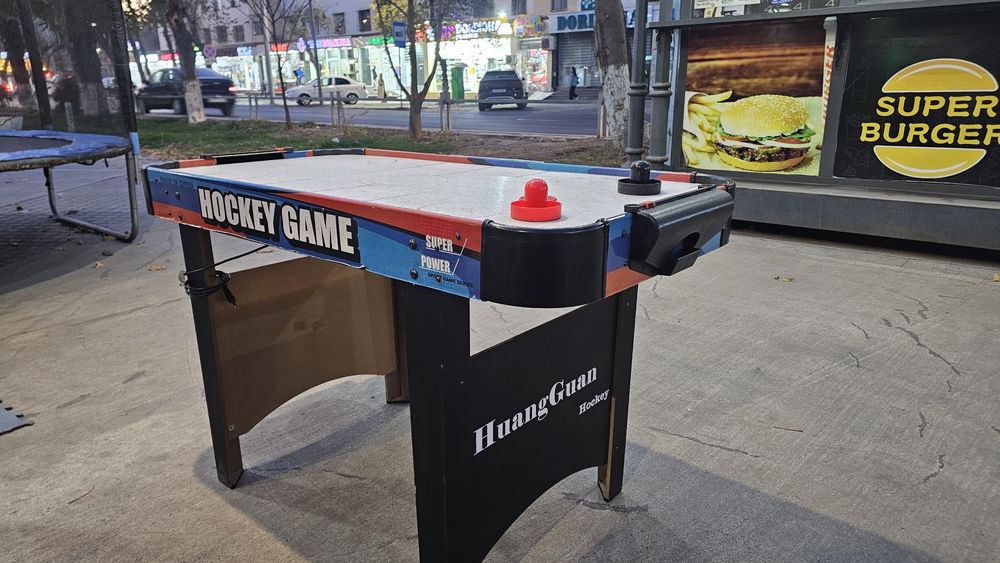 Aeroxokkey (Air Hockey) stoli sotiladi, ozroq ishlatilgan. Аэрохоккей