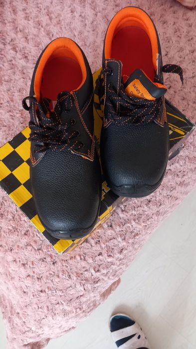 Работни обувки с метално бомбе