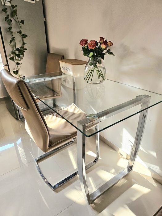 Masa sticla bucatarie/dining cu 3 scaune incluse