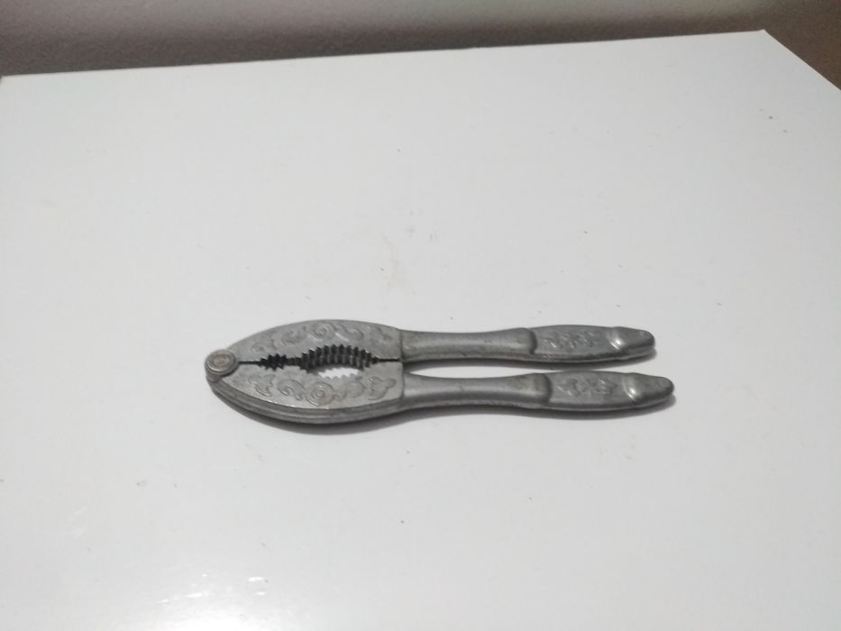 Cleste spart nuci rusesc