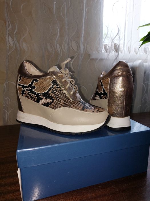 Продам кроссовки